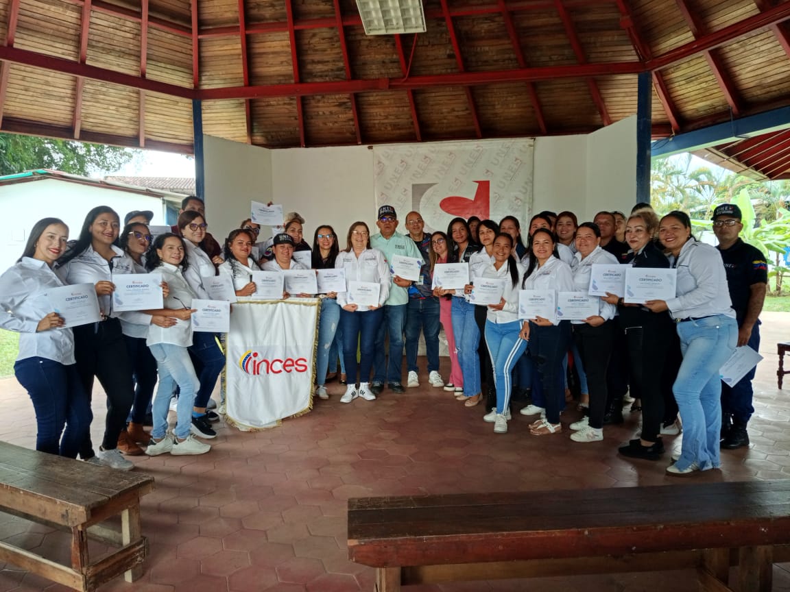 De Talento HumanoInces Barinas acreditó a trabajadores de la UNESen el perfil productivo Gestor Empresarial