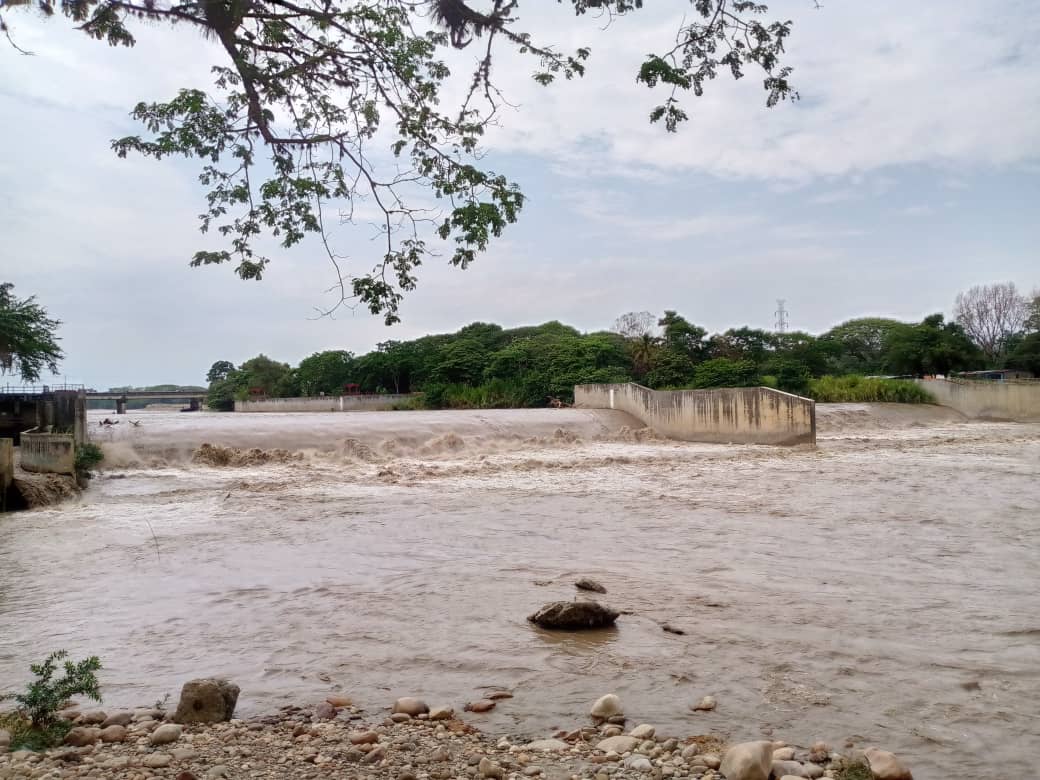 Crecida del Rio Santo Domingo obligóa temporaditas a salir de sus aguas