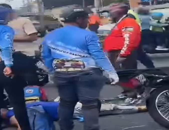 Entre ellos una mujer graveTriple colisión de dos motoscon camioneta deja dos lesionados