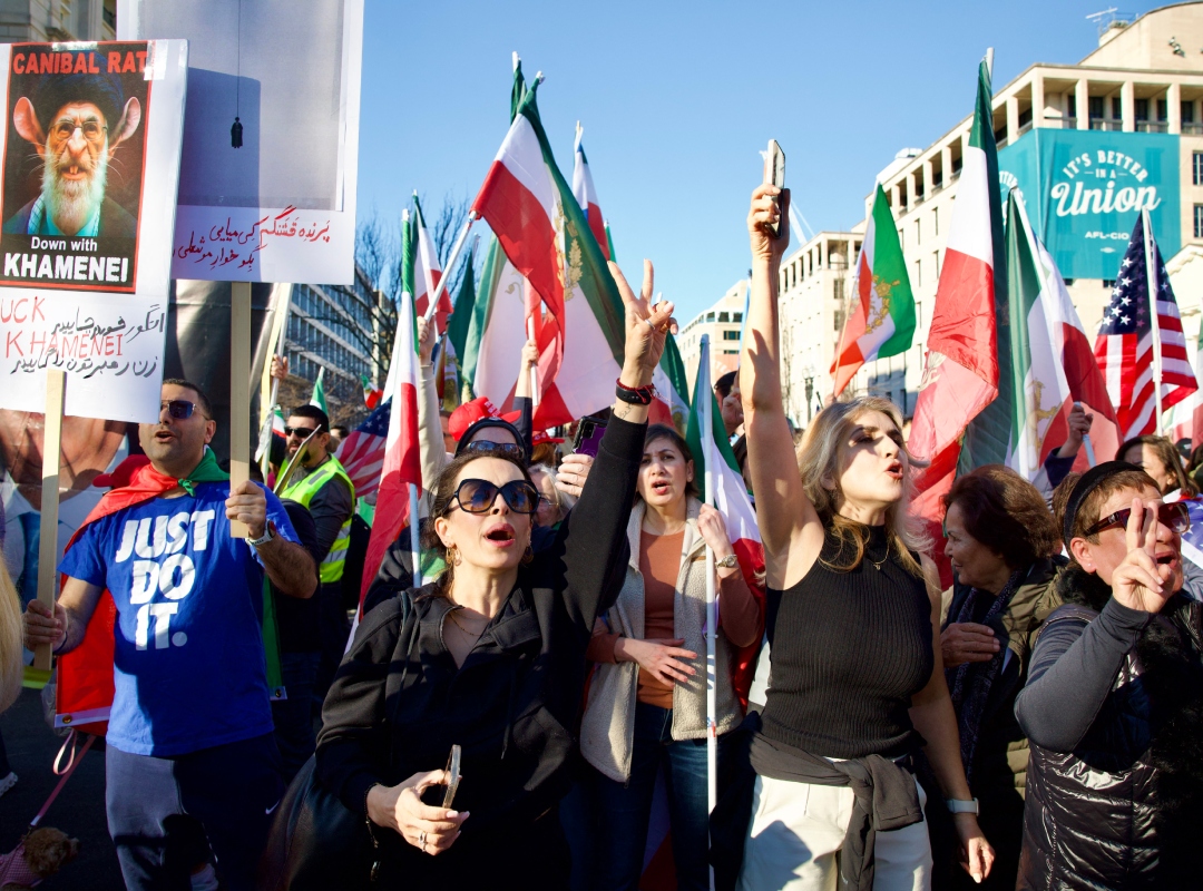 Los iraníes celebran el anunciode la muerte de Jamenei