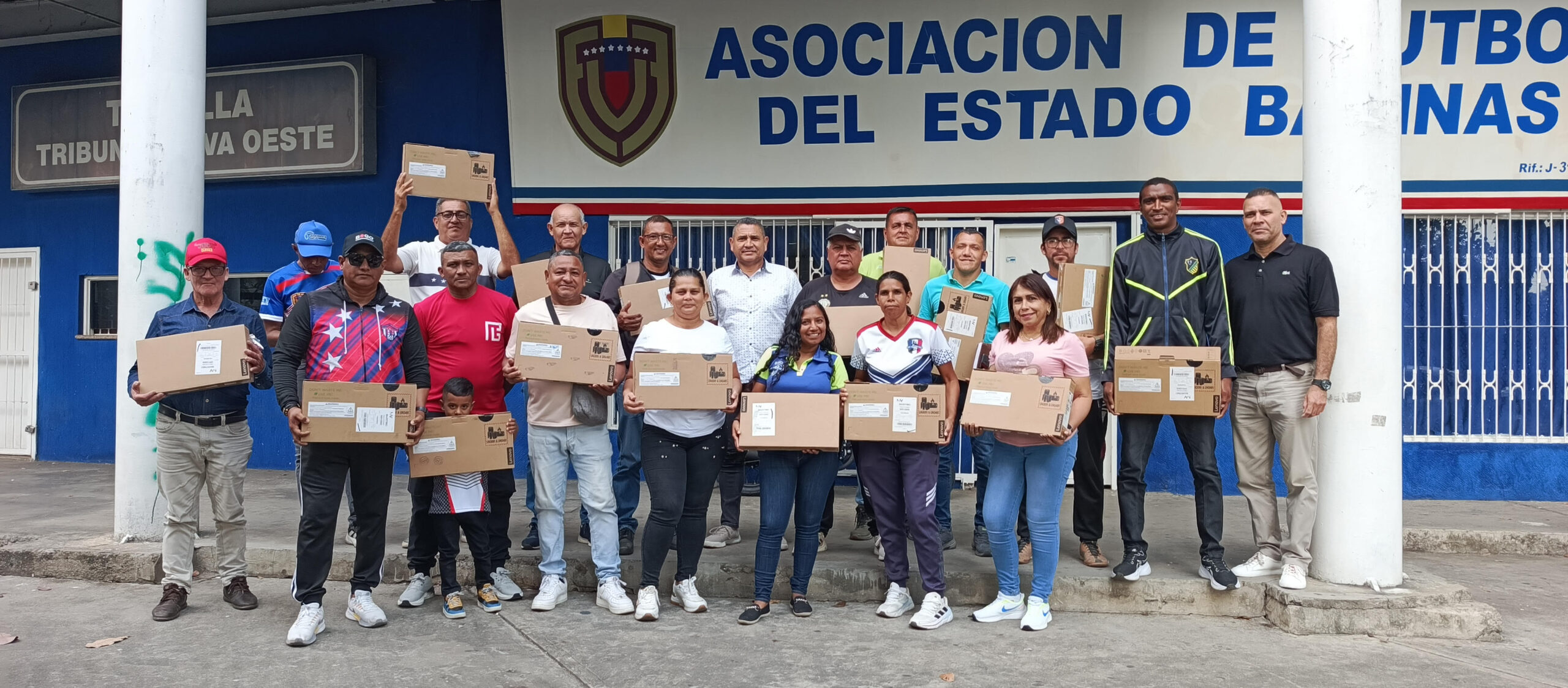Asofútbol Barinas entregó18 laptops a los clubes