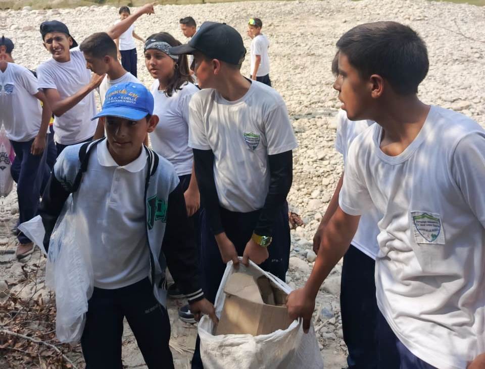 En balneario del río La YucaRecolección de basura realizaron estudiantesdel Complejo Educativo José León Tapia