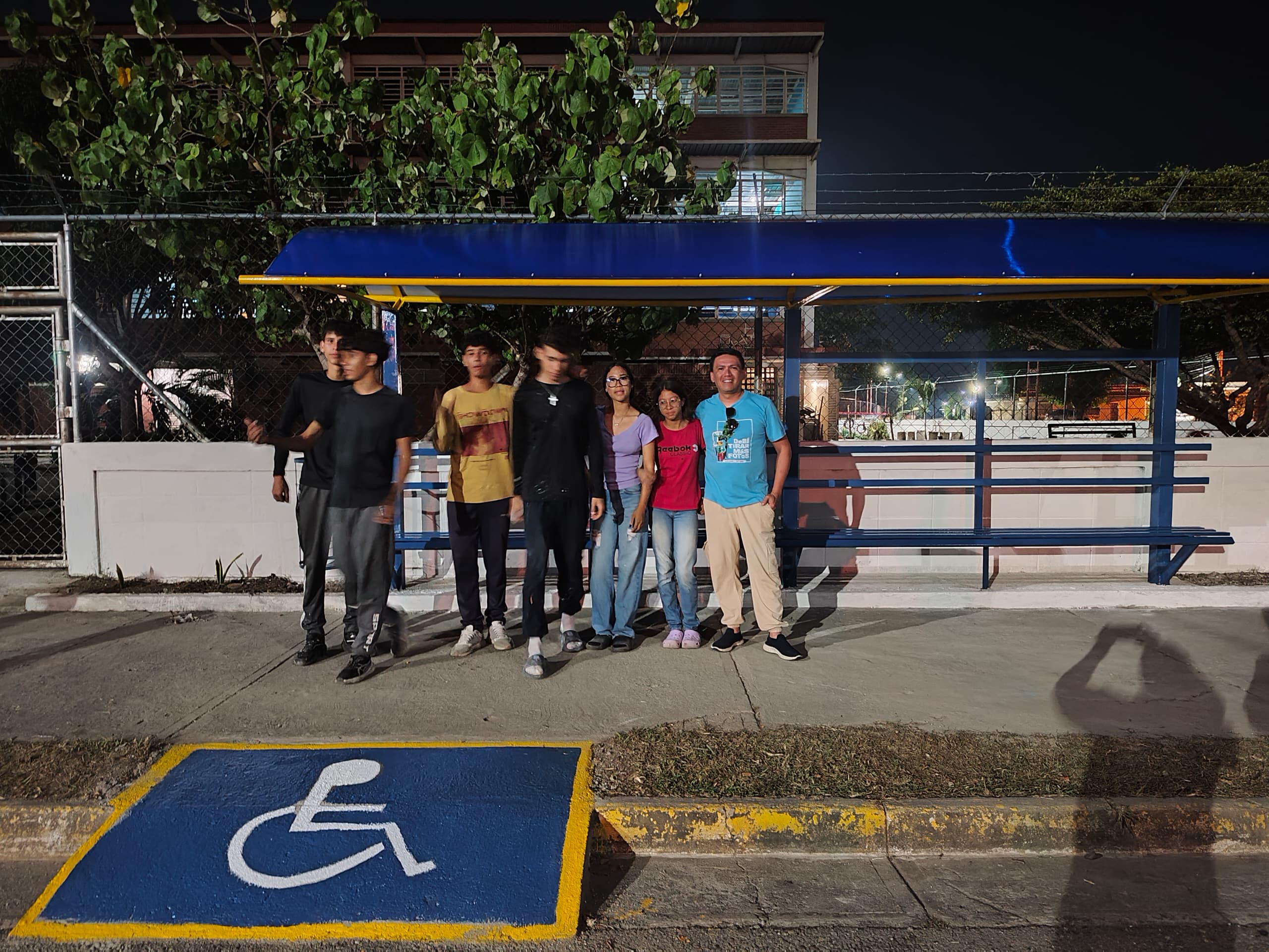 Seis estudiantes del 5to año del Liceo Carlos RaúlVillanueva consolidan parada para usuarios