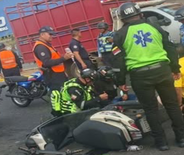 En Av. 23 de eneroMotorizado colisionó con busetay resultó con varias lesiones