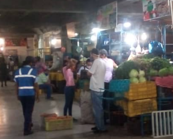 Mayor que supermercados                               Comerciantes del Mercado La Carolina «fulminados» por cobro excesivo del permiso sanitario