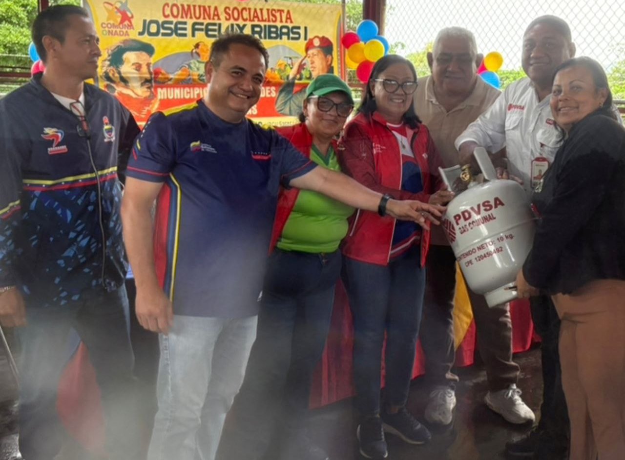 Beneficios de la Consulta Popular233 Familias de la Comuna “José Félix Ribas” en Cruz Paredes, recibieron cilindros de gas
