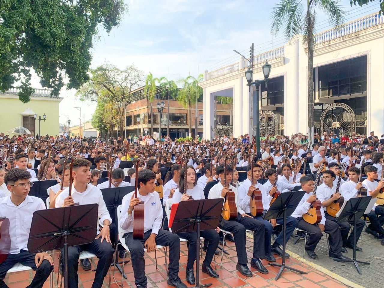 Barinas rindió homenaje al instrumento nacional con magistral concierto de 600 cuatristas