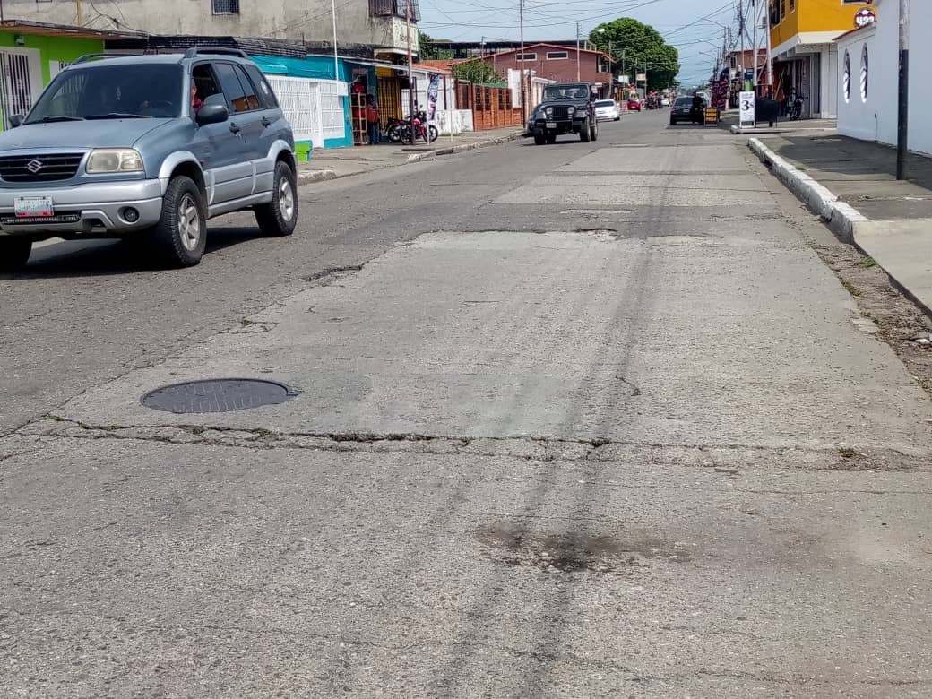 Llena de huecos y de bachesse encuentra la calle Apure