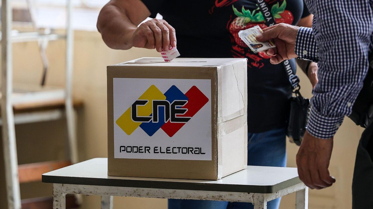 Facultad de Ciencias Jurídicas de la UCVexige elecciones en Venezuela de forma inmediata