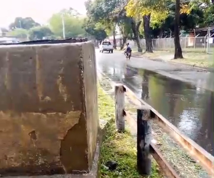 Mientras por la Avenida Industrial se pierde el agua en el barrio Coromoto tienen 15 días sin recibir el servicio