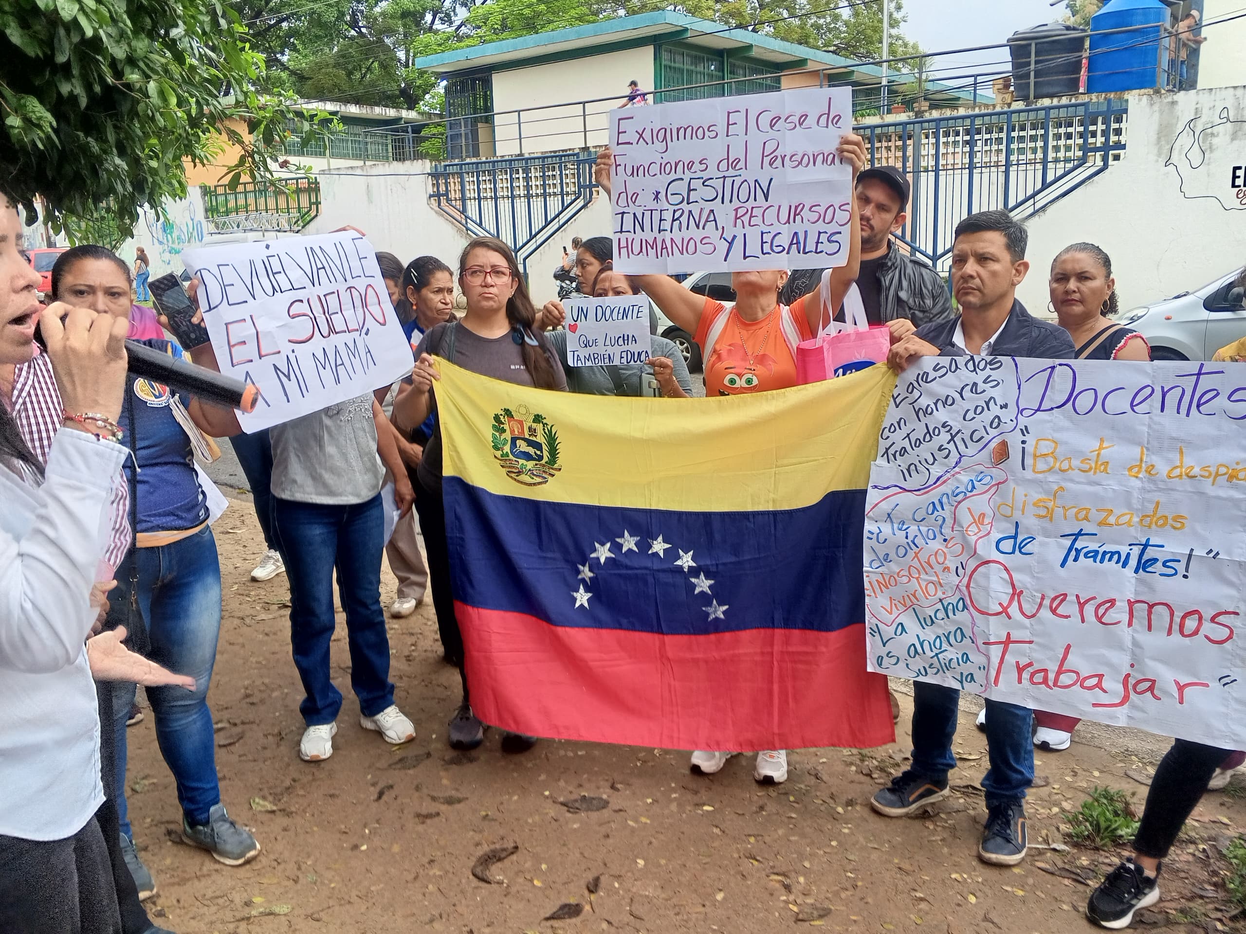 Este martesDocentes despedidos del Min- Educaciónen protesta exigieron respuesta al CDCEB