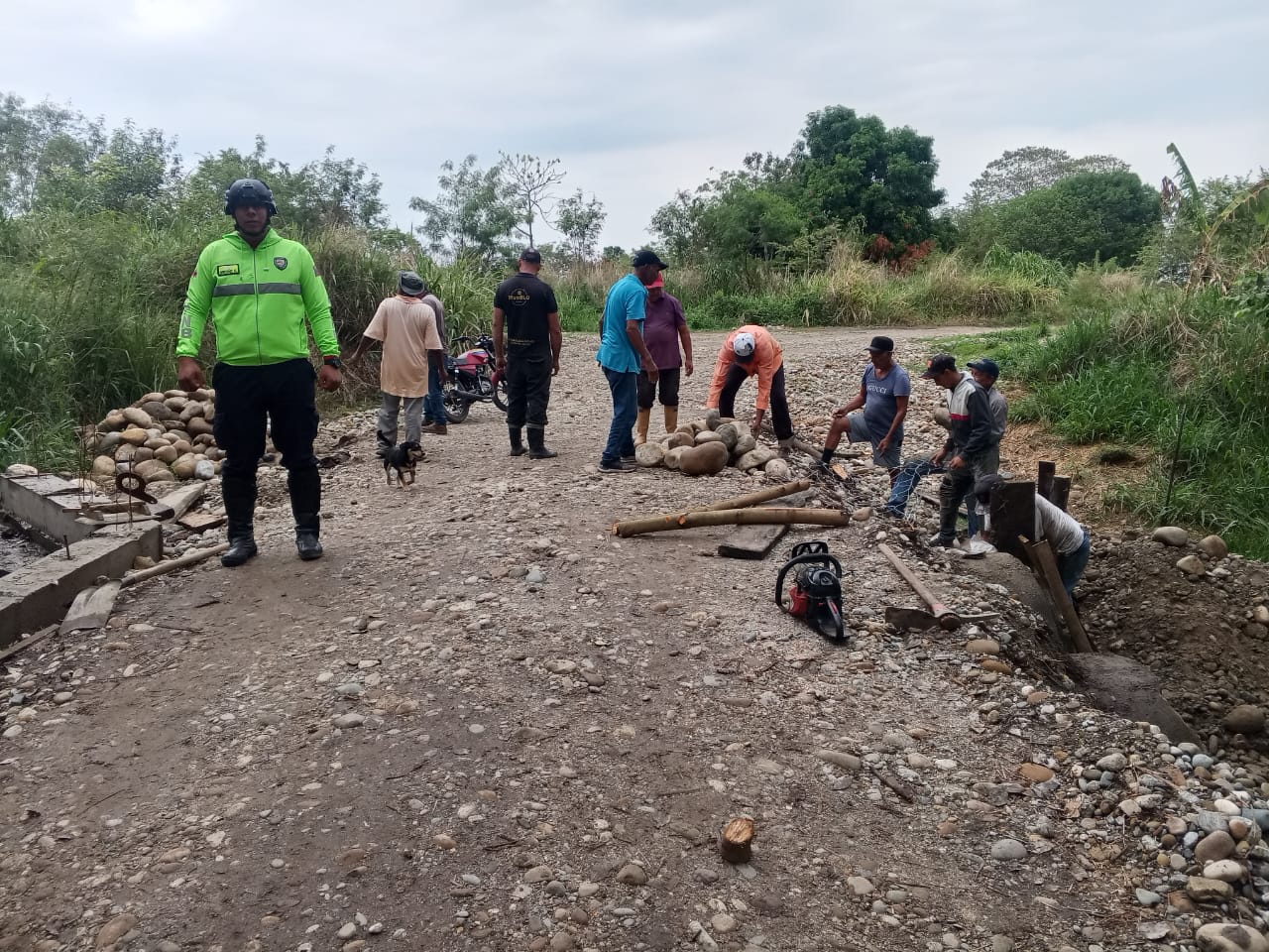 Reforzado puente del sectorVecinos de Las Alondras recibieron apoyode la PNB en reforzamiento de gaviones