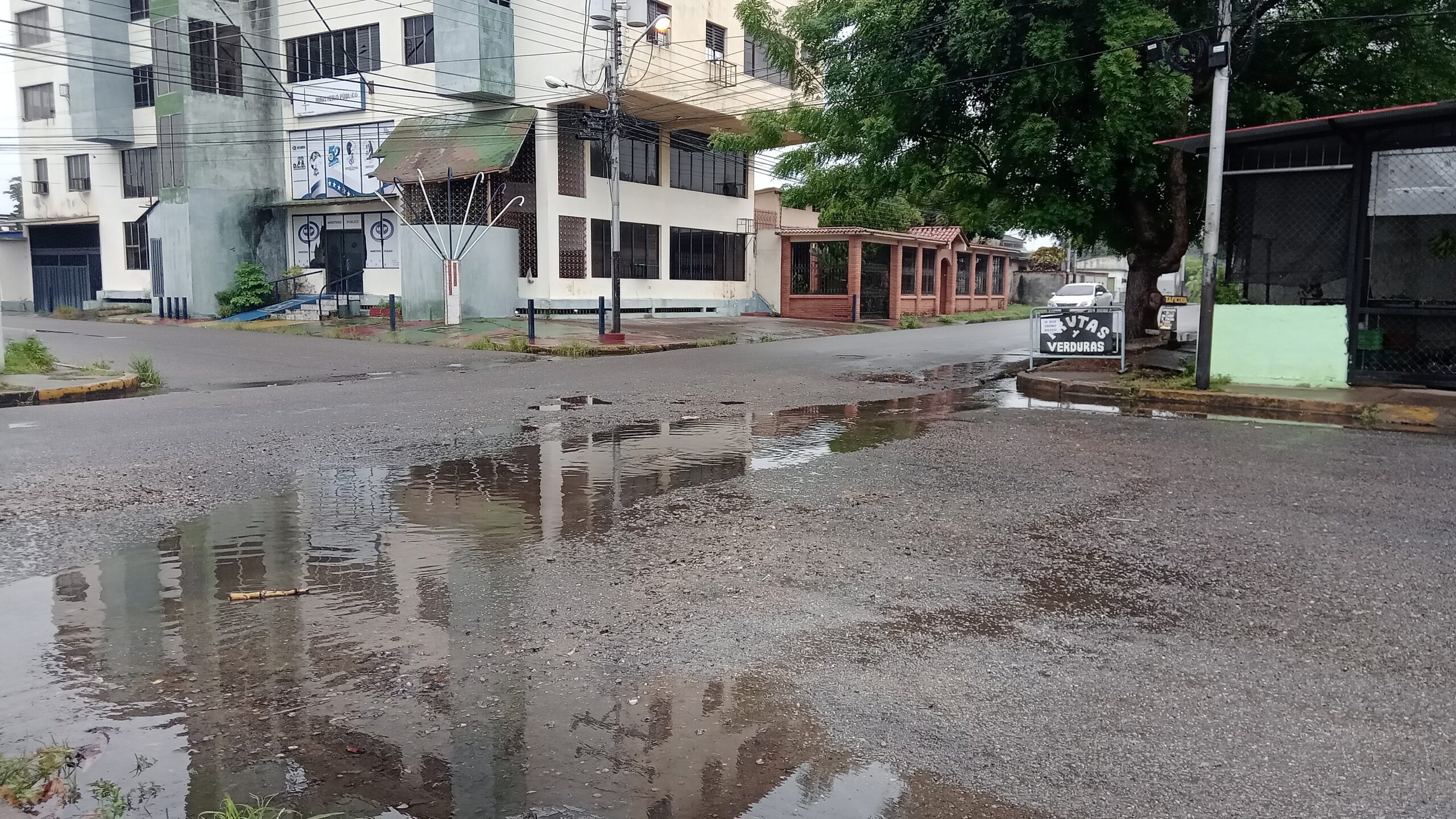 En el sector San JoséTronera por la Avenida San Luismantiene en » jaque» a conductores