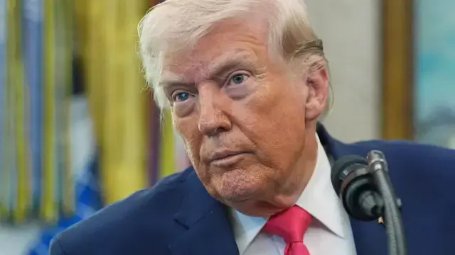 Trump afirma que Irán le ha pedido un alto el fuego y que lo considerará si reabre Ormuz
