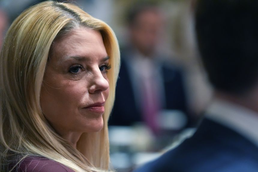 Trump destituye a la fiscal general, Pam Bondi