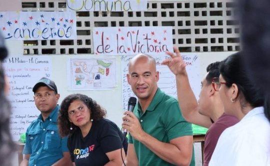 Ministro Héctor Rodríguez pide construir consensos para mejorar sueldos de los maestros