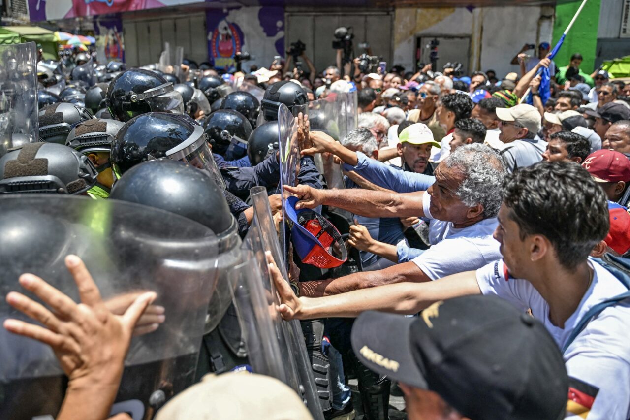 Denuncian cinco detenciones durante protesta por aumento salarial