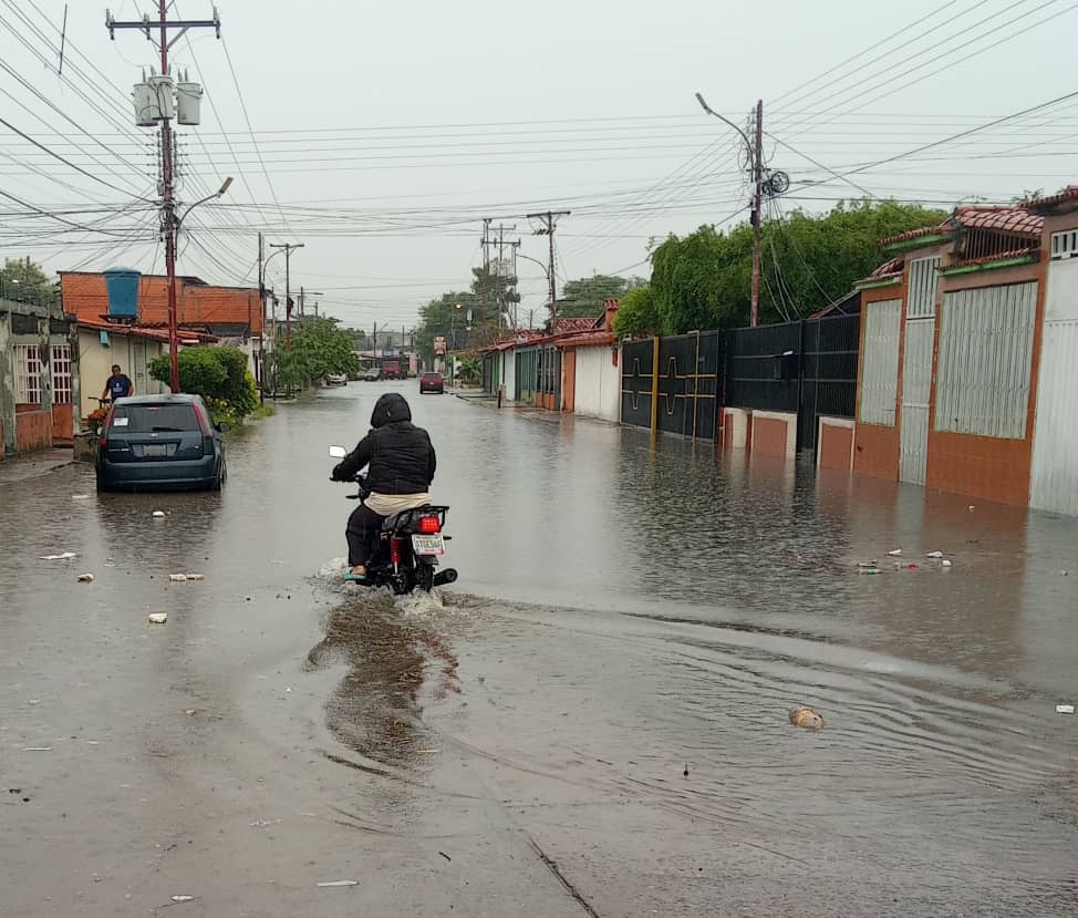 Calles inundadas deja  fuerte aguacero por desborde de canal que atraviesa la Dominga Ortiz y Raúl Leoni