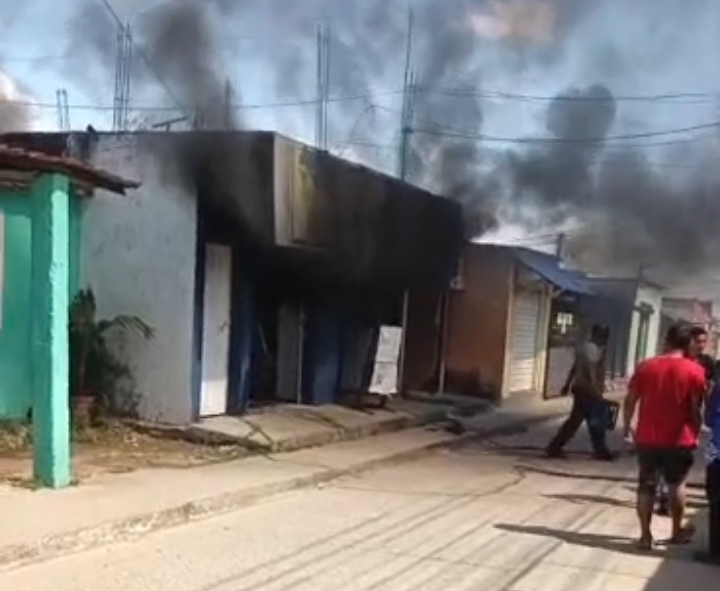 Fue sofocado por los bomberosIncendio por cortocircuitogeneró pánico en Juan Pablo II