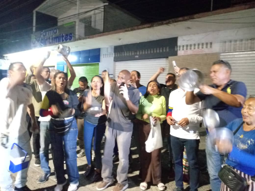 Trabajadores protestan con fuerte cacerolazoen rechazo al anuncio de salario integral indexado
