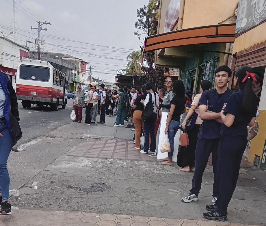 Persisten las colas en serviciode transporte urbano