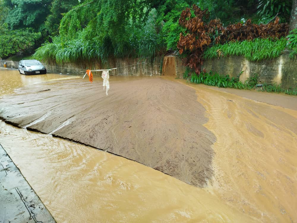 Comunidad de Don Samuel, calle1 Vecinos denuncian grave riesgo por sedimentación y amenaza de deslizamiento del cerro