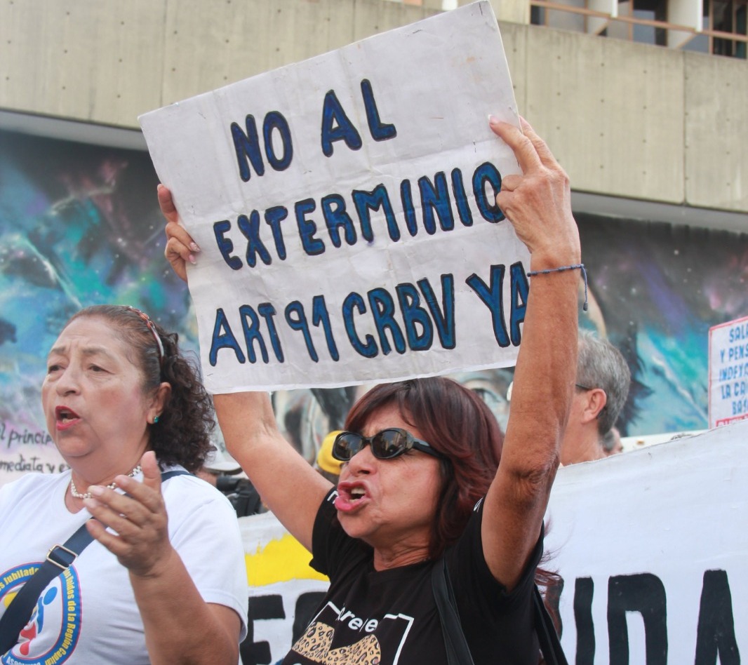 Jubilados y pensionados toman las calles de Caracas en protesta por pensiones de hambre