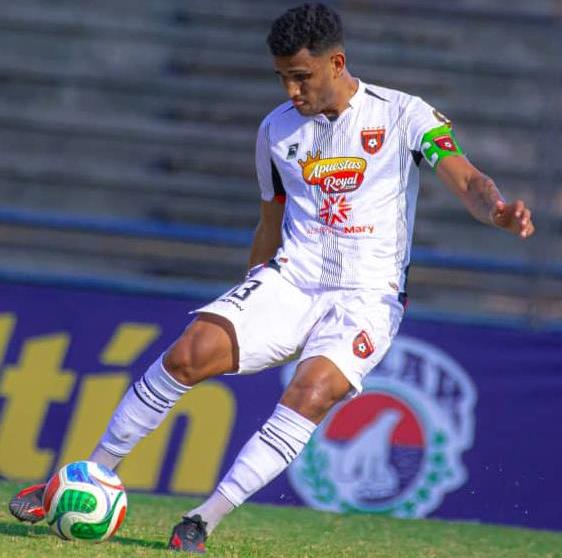 Gran momento del defensorEdwin Peraza el general dela zaga del Portuguesa FC