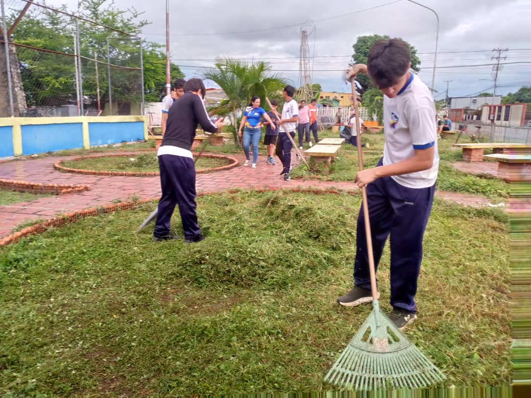 Estudiantes cumplieron proyecto socialen la Plaza de la Simón Bolívar