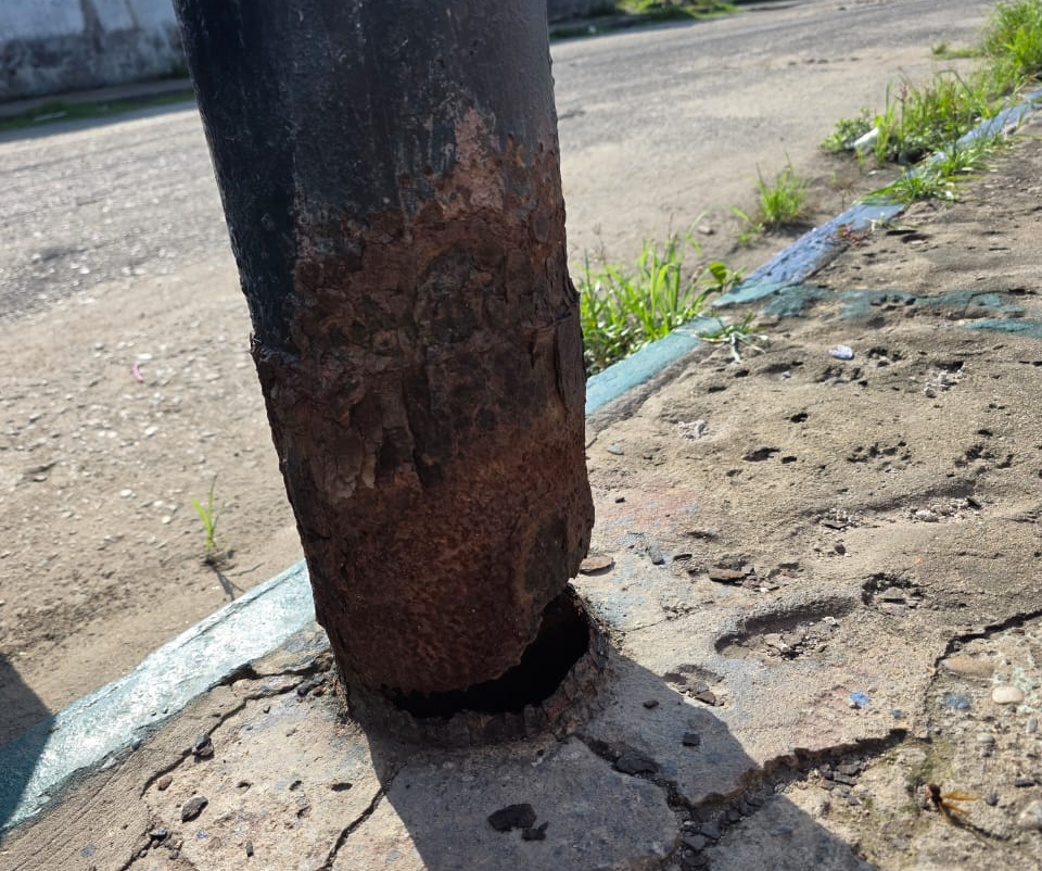 Un peligro inminente bajo la brisa«Una tragedia anunciada»: Poste de alta tensióna punto de colapsar en el barrio Mijagua II
