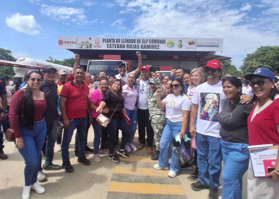 Ministro de las Comunas y autoridades entregaron más de 200 bombonas de gas a comunidades de Sucre