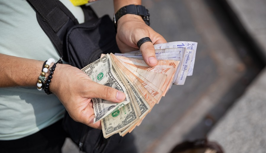 El euro comienza a desplazar al dólaren transacciones comerciales en Venezuela