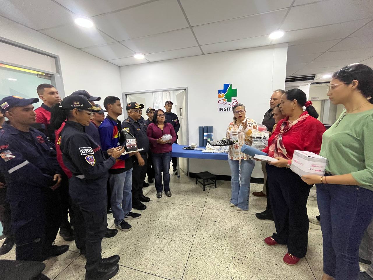 Autoridades unellistas entregan insumos médicos a Insitez