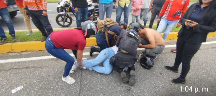 En la avenida 23 de eneroColisión entre dos motos dejaa tres personas lesionadas