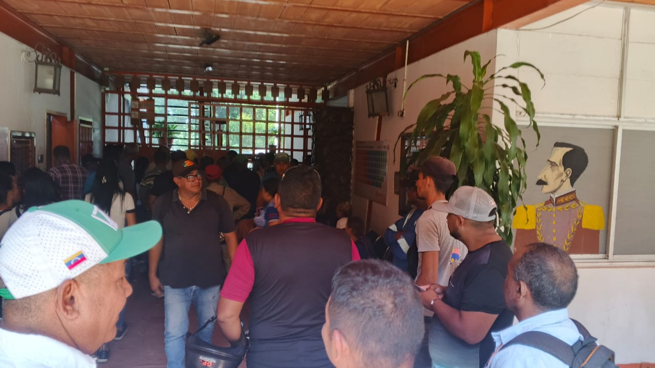 Desde tempranas horasUnellez acató en 80% paro nacionaly toman rectorado por pagos retenidos