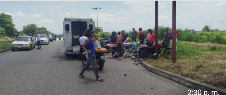 En avenida Nueva TorunosColisión entre dos motosdeja a los conductores severamente lesionados