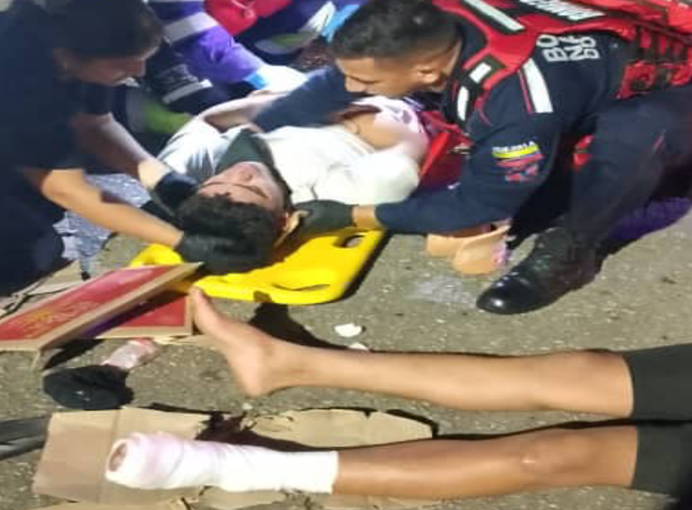 En Ciudad VarynaMotorizado y acompañante resultaron lesionadostras impactar con automóvil