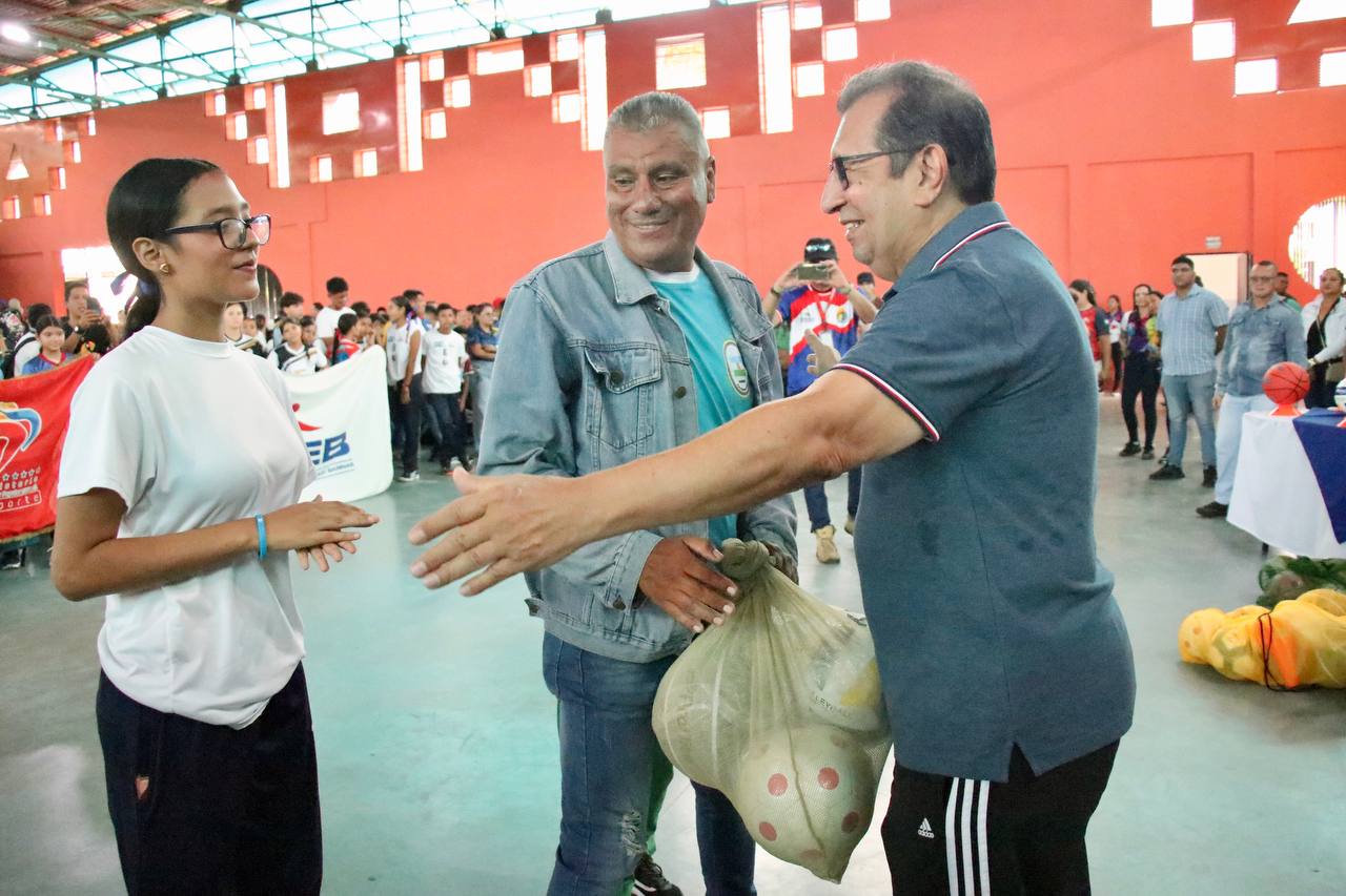 Potenciando el deporte escolarGobierno Bolivariano entrega 160 kits deportivos