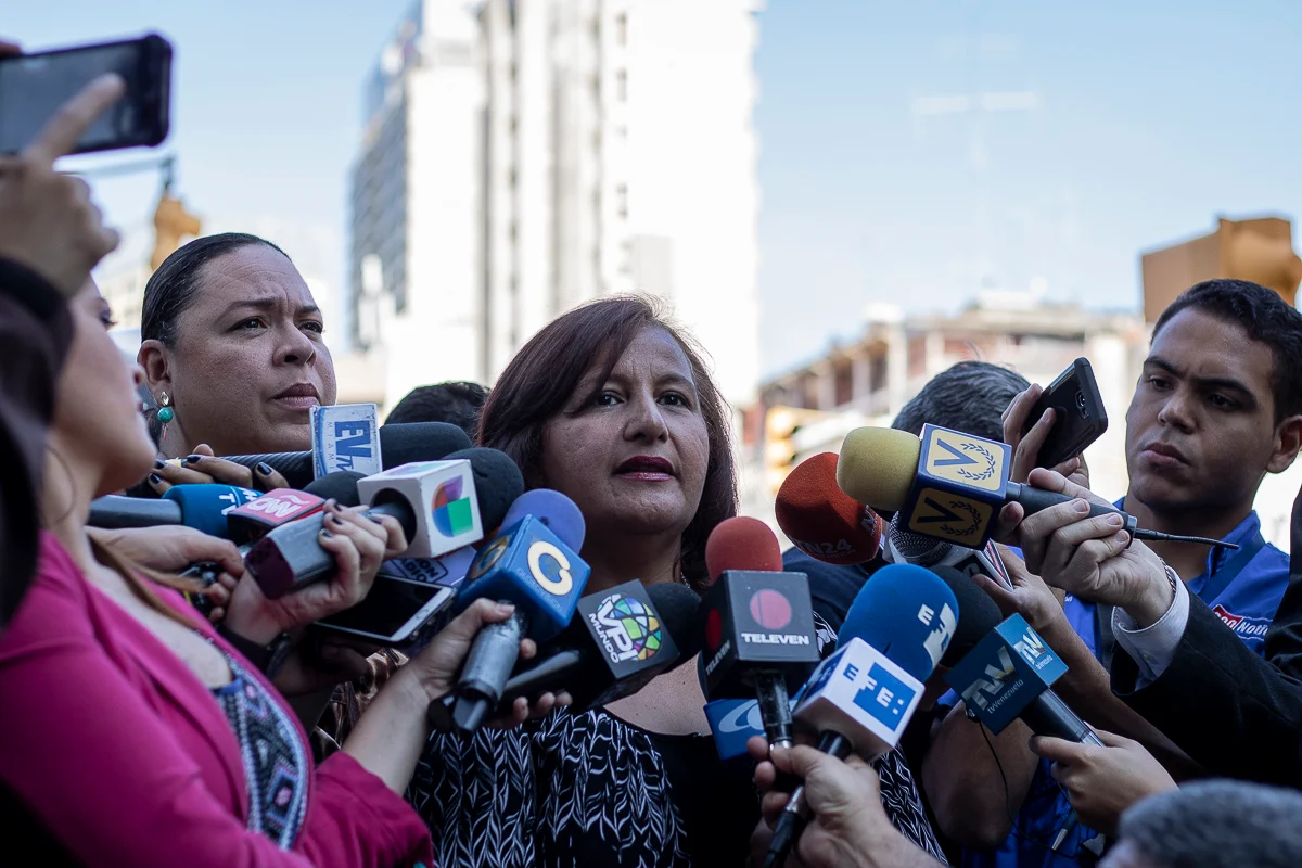A su llegada al paísDinorah Figuera confirma reunión con JohnBarrett y Jorge Rodríguez: niega aspiraciones políticas