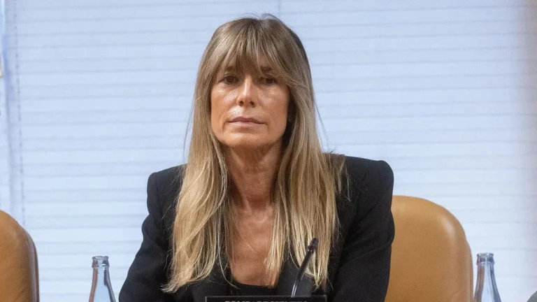 Un juez quita el pasaporte y envía a juicio a la esposa del presidente de gobierno español