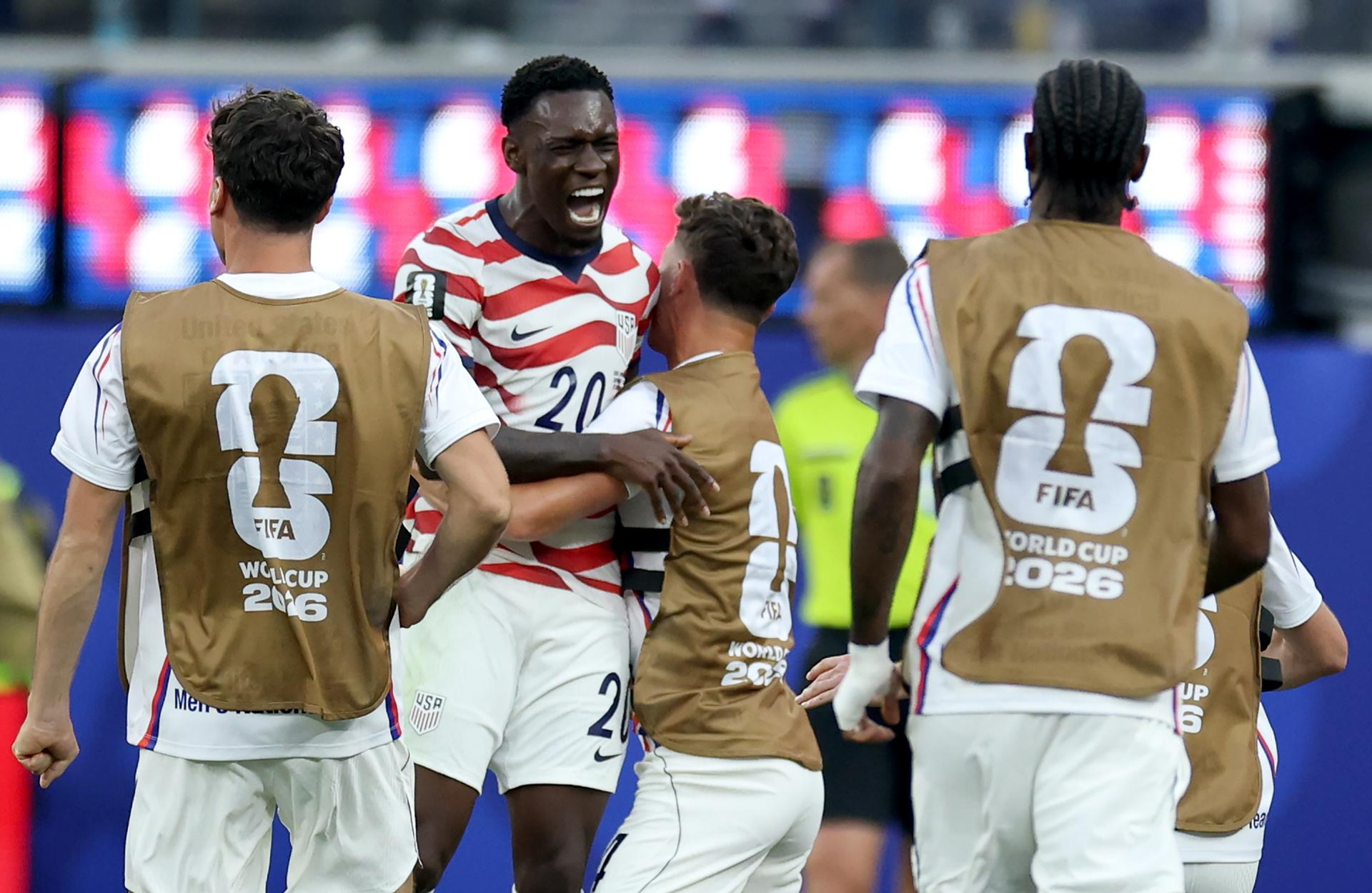 Estados Unidos fue una fiera y goleó a Paraguay 4-1 en su debut