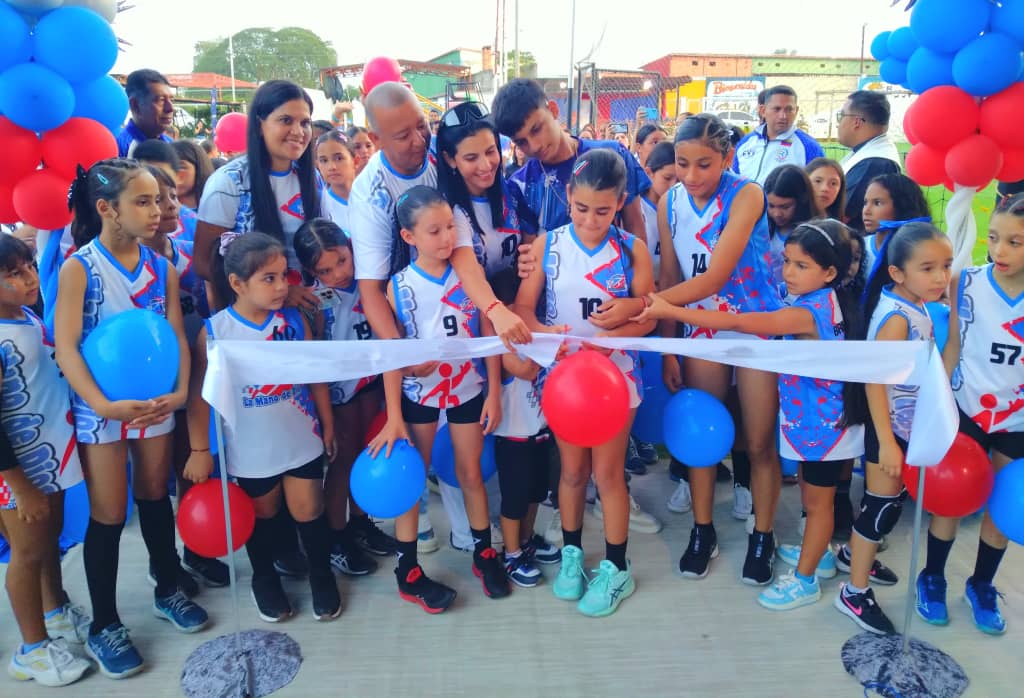 En GuanaritoInaugurada cancha techada del Polideportivo«La Mano de Dios» con amistoso de voleibol