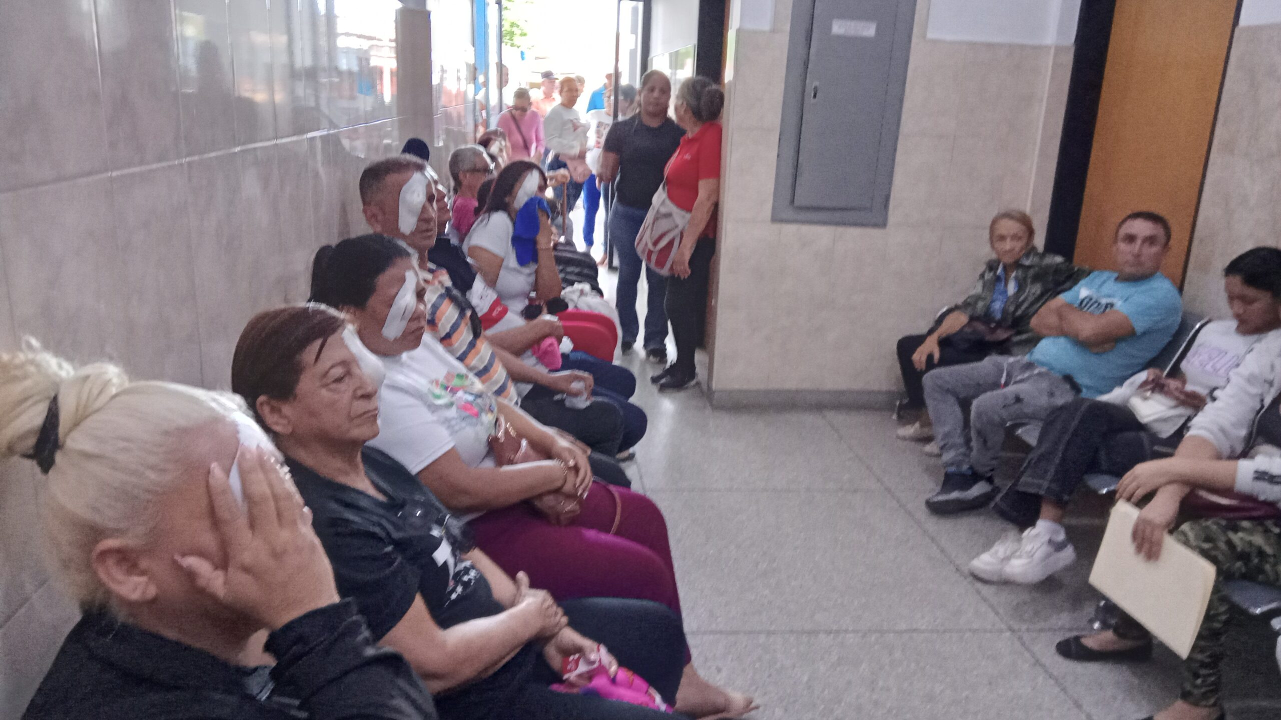 Continúa atención y cirugías de pacientesen el Centro Oftalmológico Barinas