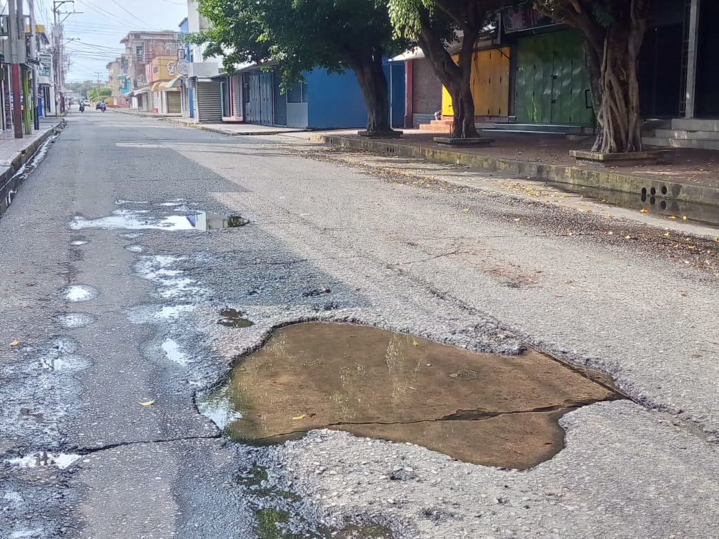 Troneras por el casco de la ciudadponen en jaque a conductores