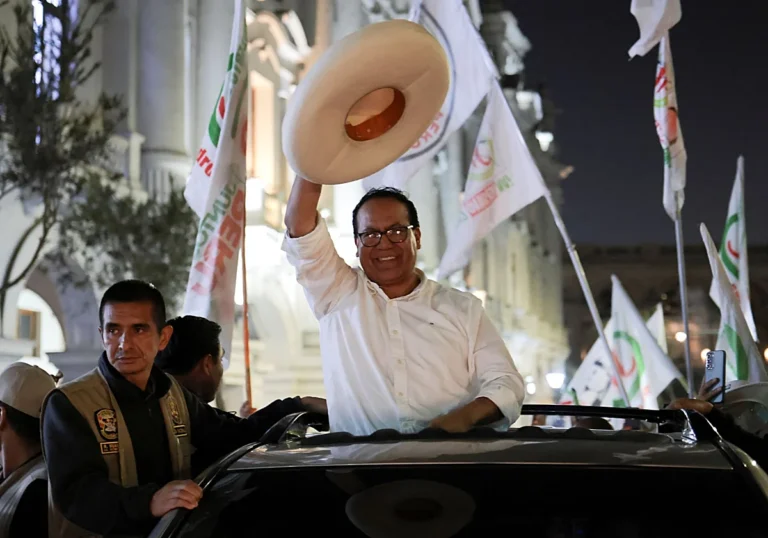 Ventaja de Sánchez sobre Fujimori sigue sobre 20.000 votos con 96 % del escrutinio en Perú