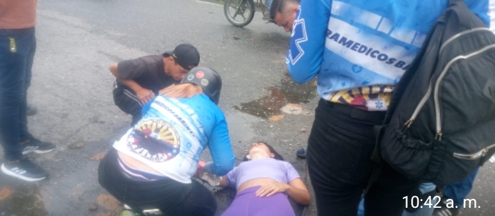 En avenida Elías Cordero U.Lesionada motorizada trascolisionar con automóvil