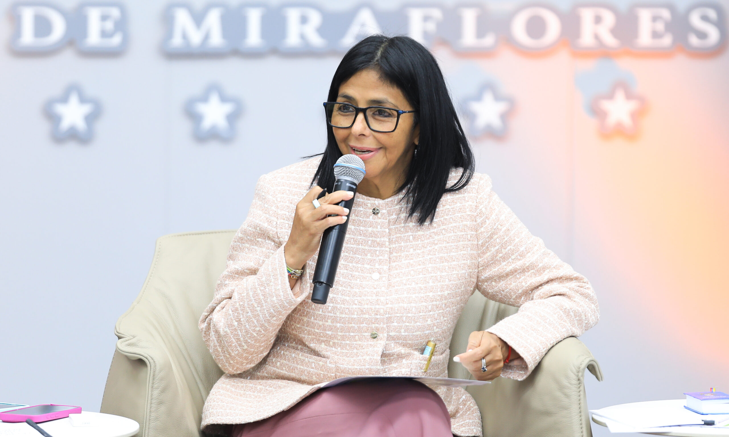 Delcy Rodríguez demanda al empresarioespañol que la acusa de entregarle un sobre de Pdvsa