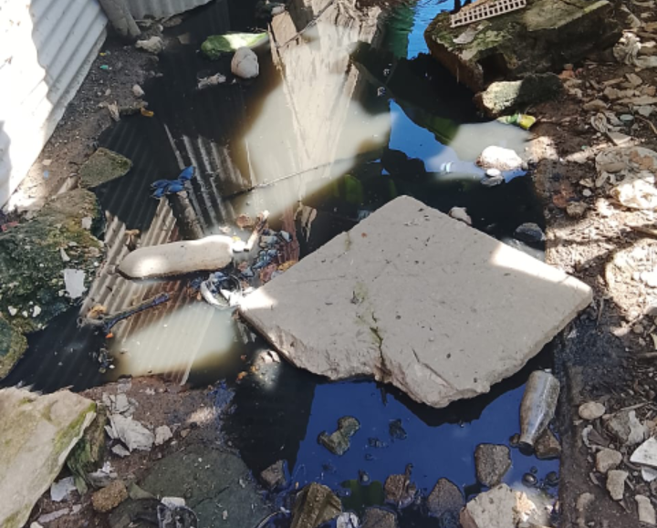 Piden arreglo urgenteComunidad de calle uno de Barrio La Esperanzaentre aguas negras por colapso de cloaca
