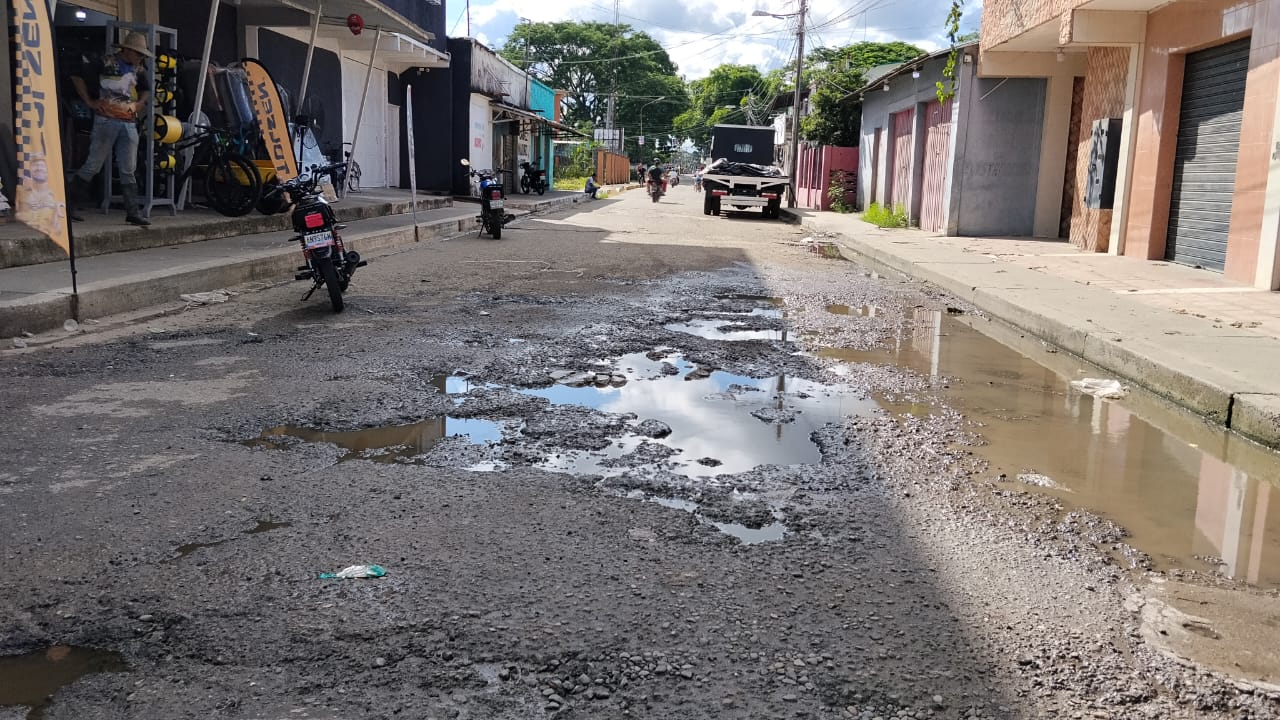 Especialmente en la Calle BolívarComerciantes y vecinos de Libertad de Barinasexigen al Alcalde Tito Mejías asfaltado urgente
