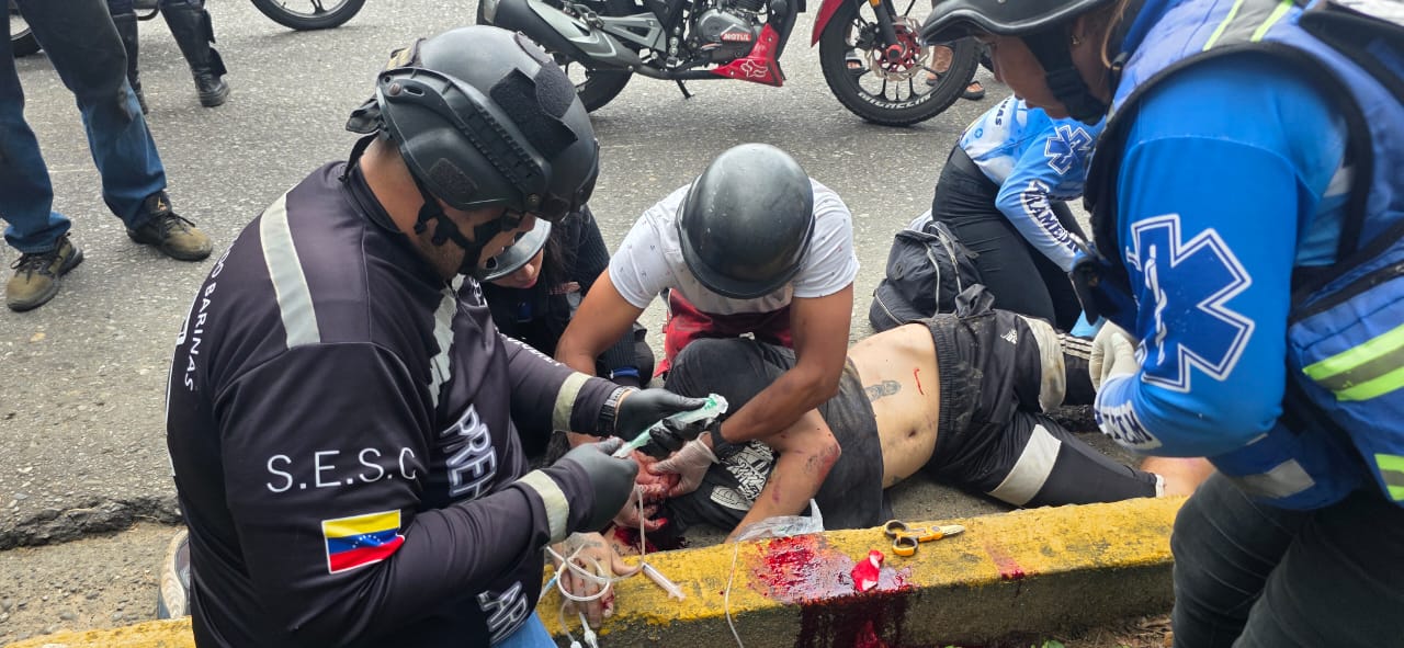 En avenida Agustín CodazziJoven motorizado muere horriblementetras impactar con camión